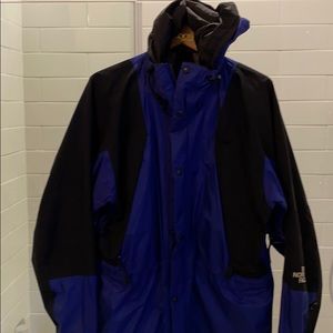Men’s gor-tex rain coat.